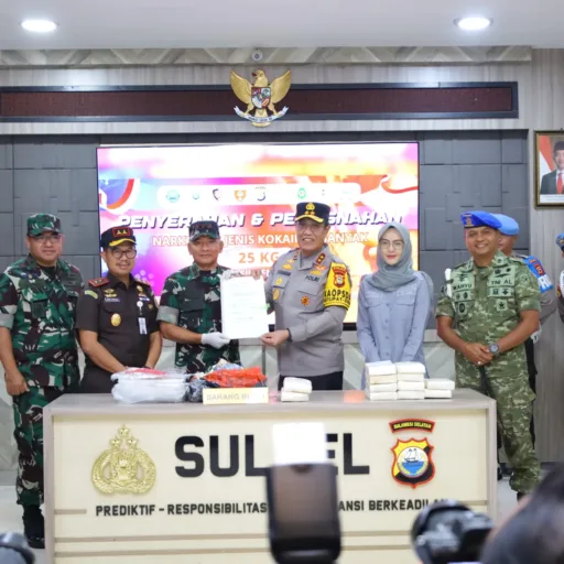 Gebrakan Di Tahun 2026! Pangdam XIV/Hasanuddin Mayjen TNI Bangun Nawoko Serahkan Barang Bukti Kokain 25 Kg Temuan di Kepulauan Selayar ke Polda Sulsel