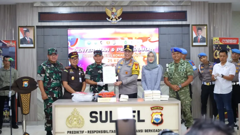Gebrakan Di Tahun 2026! Pangdam XIV/Hasanuddin Mayjen TNI Bangun Nawoko Serahkan Barang Bukti Kokain 25 Kg Temuan di Kepulauan Selayar ke Polda Sulsel