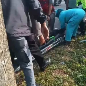 Anggota Polsek Banyuresmi Sigap Tangani Laka Lantas Di Jalan Patrol