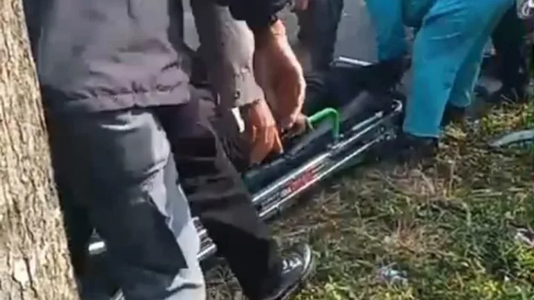 Anggota Polsek Banyuresmi Sigap Tangani Laka Lantas Di Jalan Patrol