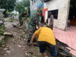 Koramil 1408-09/Tamalate Gelar Karya Bhakti, Bersihkan Selokan Antisipasi Banjir Di Kelurahan Mangasa