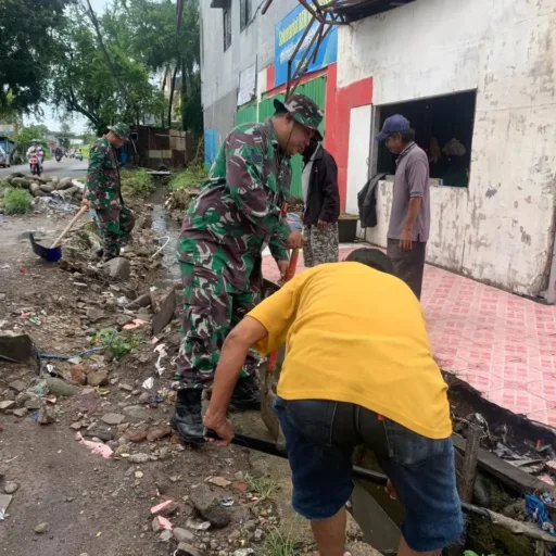 Koramil 1408-09/Tamalate Gelar Karya Bhakti, Bersihkan Selokan Antisipasi Banjir Di Kelurahan Mangasa