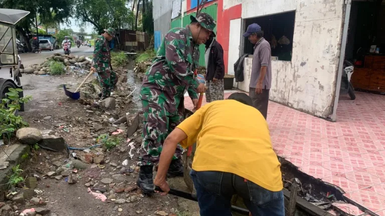 Koramil 1408-09/Tamalate Gelar Karya Bhakti, Bersihkan Selokan Antisipasi Banjir Di Kelurahan Mangasa
