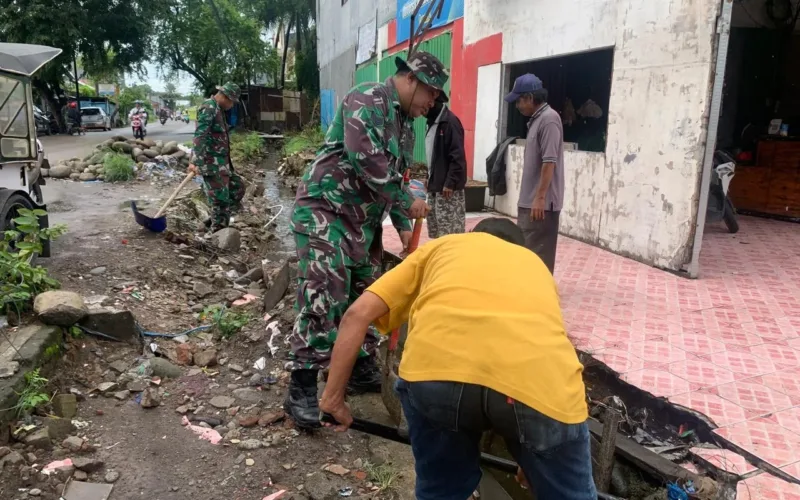 Koramil 1408-09/Tamalate Gelar Karya Bhakti, Bersihkan Selokan Antisipasi Banjir Di Kelurahan Mangasa