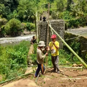 Warga Patungan Bangun Jembatan Bambu, Pemerintah Kemana?