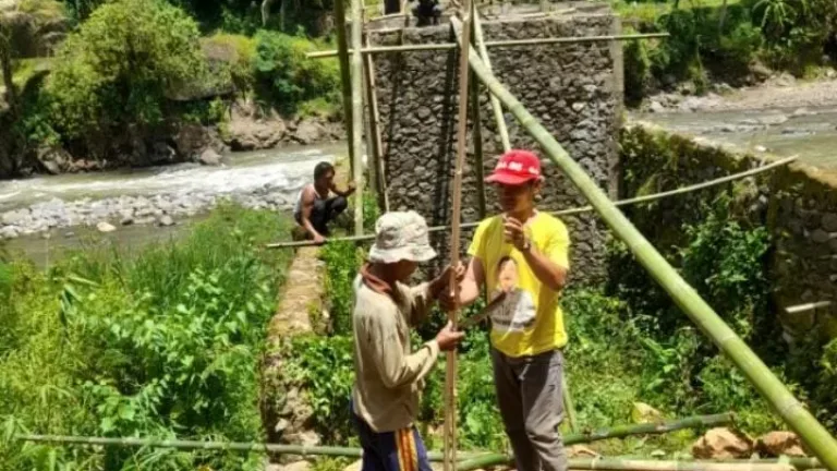 Warga Patungan Bangun Jembatan Bambu, Pemerintah Kemana?