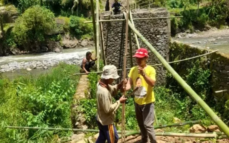 Warga Patungan Bangun Jembatan Bambu, Pemerintah Kemana?