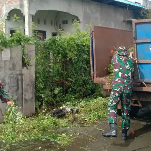 Koramil 1408-12/Tamalanrea Gelar Karya Bhakti, Antisipasi Banjir di Musim Hujan Dikelurahan Buntusu Kecamatan Tamalanrea