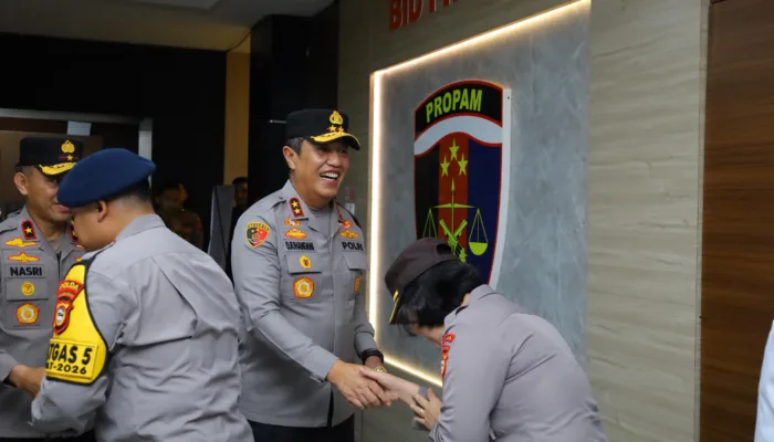 Kapolda Sulsel Pimpin Apel Bersama Dirangkaikan Halal Bihalal dalam Rangka Memperkuat Soliditas Personel