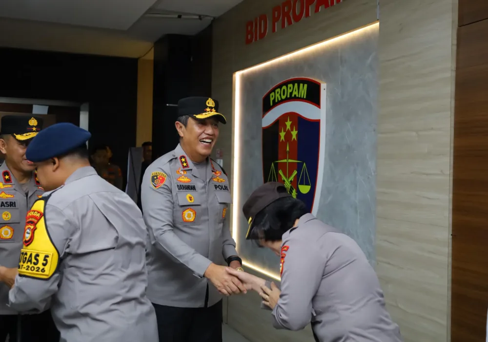 Kapolda Sulsel Pimpin Apel Bersama Dirangkaikan Halal Bihalal dalam Rangka Memperkuat Soliditas Personel
