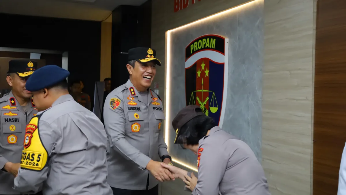 Kapolda Sulsel Pimpin Apel Bersama Dirangkaikan Halal Bihalal dalam Rangka Memperkuat Soliditas Personel