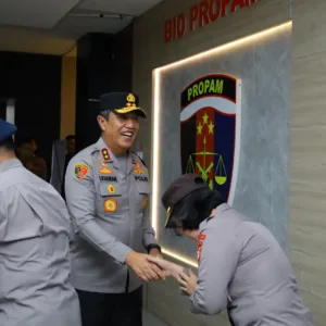 Kapolda Sulsel Pimpin Apel Bersama Dirangkaikan Halal Bihalal dalam Rangka Memperkuat Soliditas Personel