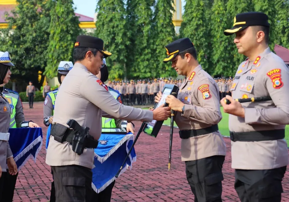 Penyerahan Penghargaan Pelaksanaan Operasi Ketupat 2026, Kapolda Sulsel Apresiasi Kinerja Polres Jajaran