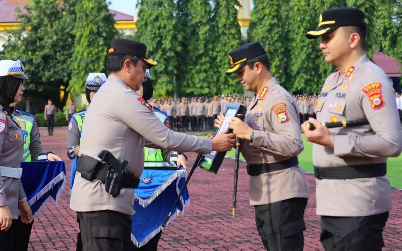 Penyerahan Penghargaan Pelaksanaan Operasi Ketupat 2026, Kapolda Sulsel Apresiasi Kinerja Polres Jajaran