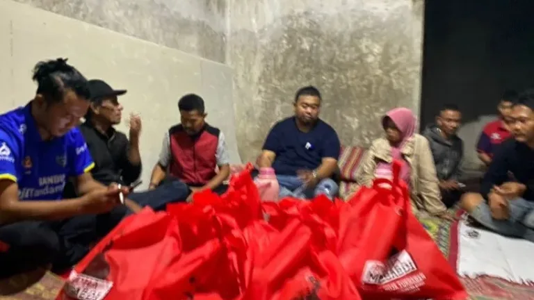 Yudha Puja Turnawan Kunjungi Mak Isah, Lansia Korban Kebakaran di Cilawu Garut