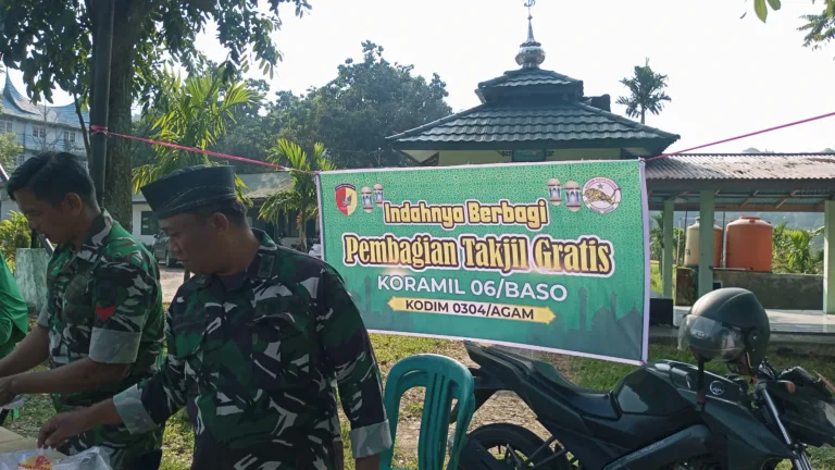Indahnya Berbagi Takjil Bersama Koramil 06 Baso Kodim 0304 Agam