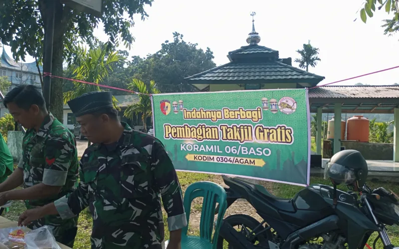 Indahnya Berbagi Takjil Bersama Koramil 06 Baso Kodim 0304 Agam