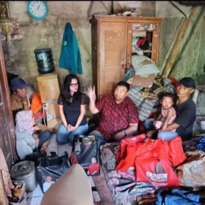 Yudha Puja Turnawan Tinjau Rumah Tak Layak Huni Lansia Perawat Anak Disabilitas di Tarogong Kaler