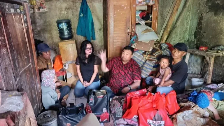 Yudha Puja Turnawan Tinjau Rumah Tak Layak Huni Lansia Perawat Anak Disabilitas di Tarogong Kaler