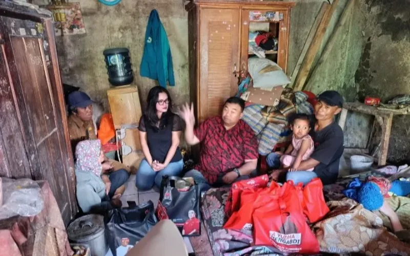Yudha Puja Turnawan Tinjau Rumah Tak Layak Huni Lansia Perawat Anak Disabilitas di Tarogong Kaler
