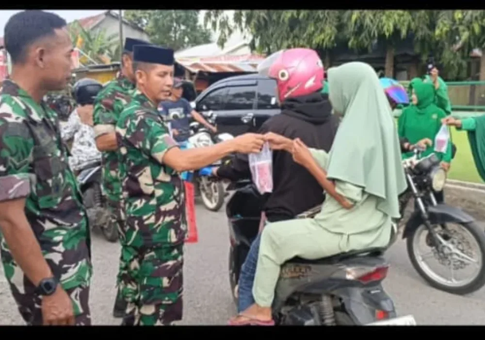 Danramil 1409-06/Bajeng Letda Inf Arifin B Gelar Aksi Berbagi Takjil untuk Masyarakat
