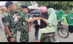 Danramil 1409-06/Bajeng Letda Inf Arifin B Gelar Aksi Berbagi Takjil untuk Masyarakat