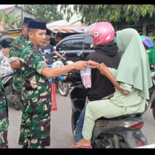 Danramil 1409-06/Bajeng Letda Inf Arifin B Gelar Aksi Berbagi Takjil untuk Masyarakat