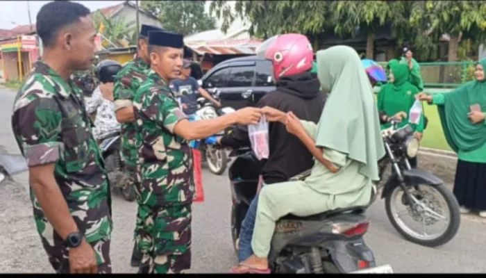 Danramil 1409-06/Bajeng Letda Inf Arifin B Gelar Aksi Berbagi Takjil untuk Masyarakat