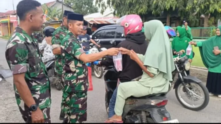 Danramil 1409-06/Bajeng Letda Inf Arifin B Gelar Aksi Berbagi Takjil untuk Masyarakat