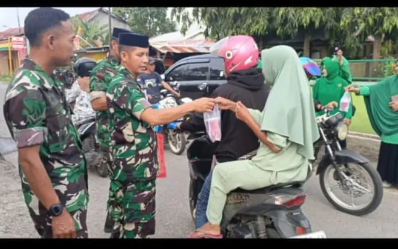 Danramil 1409-06/Bajeng Letda Inf Arifin B Gelar Aksi Berbagi Takjil untuk Masyarakat