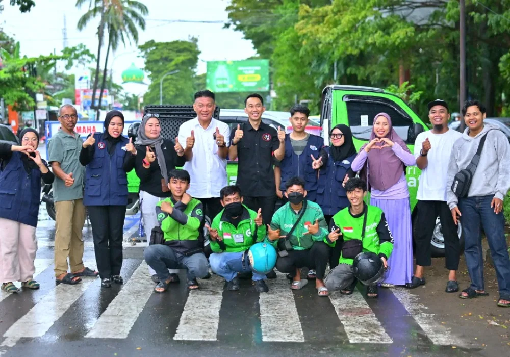 Safari Berkah Bersama Tim Bersih Bersih Masjid : Berbagi Kebahagiaan dan Makan Gratis untuk Masyarakat dan Pengguna Jalan   