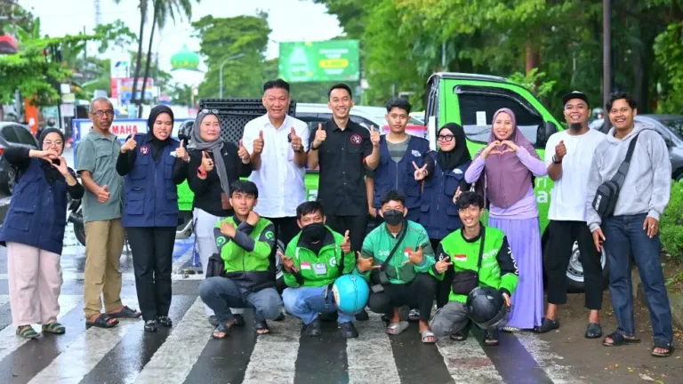 Safari Berkah Bersama Tim Bersih Bersih Masjid : Berbagi Kebahagiaan dan Makan Gratis untuk Masyarakat dan Pengguna Jalan   