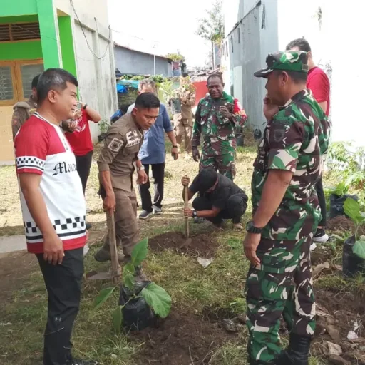 KORAMIL 06/Mamajang Bersinergi Dengan Pemerintah Dan Masyarakat Gelar Karya Bakti Bersihkan Lingkungan Dan Tanam Pohon Di Sekitar Kanal Kompleks Marinda