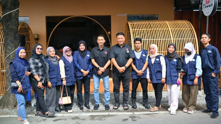 Silaturahmi Bersama POLRI, Syukuran Dan Jumat Berkah Di Cafe TAWWA.Lds ,200 Gelas Kopi Gratis Dibagikan   
