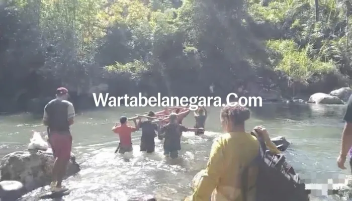 Akses Jalan Memprihatikan, Warga Sakit Ditandu Sejauh 7 Km Lewati Hutan dan Sungai Besar di Polewali Mandar