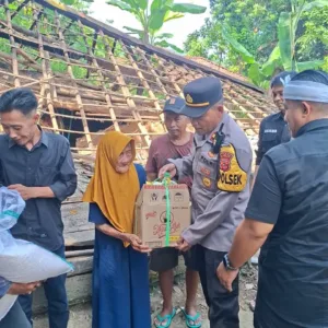 Rumah Panggung Roboh di Cibalong, Polsek Cibalong Gerak Cepat Lakukan Pengecekan dan Salurkan Bantuan Sembako