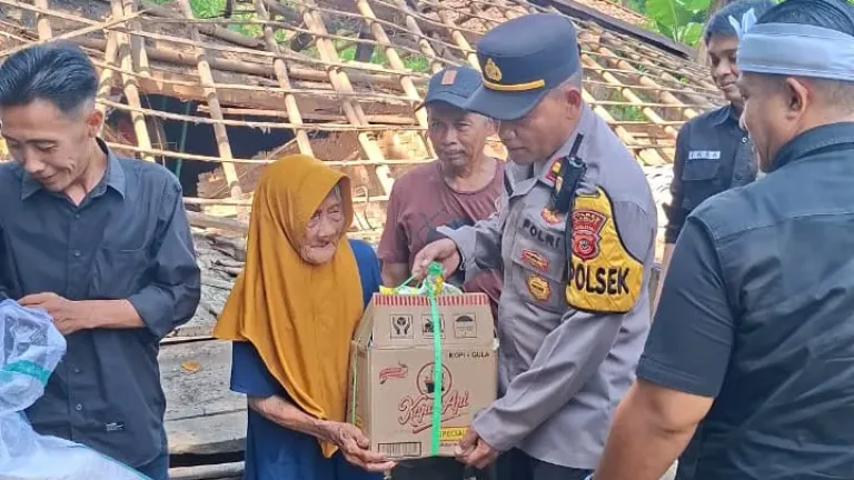 Rumah Panggung Roboh di Cibalong, Polsek Cibalong Gerak Cepat Lakukan Pengecekan dan Salurkan Bantuan Sembako