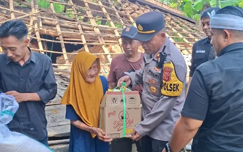 Rumah Panggung Roboh di Cibalong, Polsek Cibalong Gerak Cepat Lakukan Pengecekan dan Salurkan Bantuan Sembako