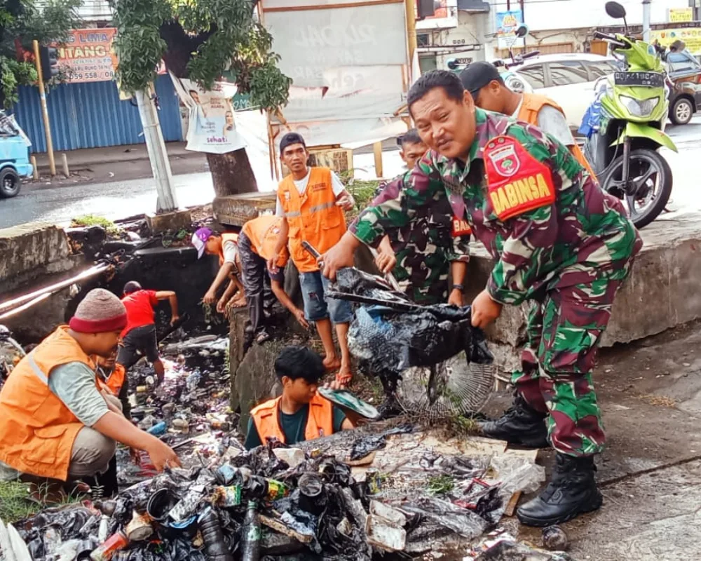 KORAMIL-04/BONTOALA Bersinergi Dengan Masyarakat Gelar KaryaBakti, Bersih-Bersih Selokan Cegah Banjir Di Kelurahan Baraya