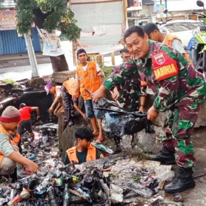 KORAMIL-04/BONTOALA Bersinergi Dengan Masyarakat Gelar KaryaBakti, Bersih-Bersih Selokan Cegah Banjir Di Kelurahan Baraya