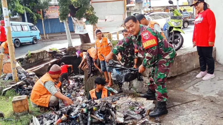 KORAMIL-04/BONTOALA Bersinergi Dengan Masyarakat Gelar KaryaBakti, Bersih-Bersih Selokan Cegah Banjir Di Kelurahan Baraya
