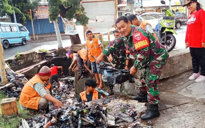 KORAMIL-04/BONTOALA Bersinergi Dengan Masyarakat Gelar KaryaBakti, Bersih-Bersih Selokan Cegah Banjir Di Kelurahan Baraya