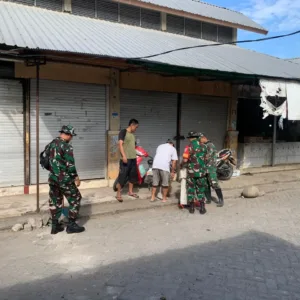 Karya Bhakti Bersih-Bersih Pasar Pabaeng-Baeng, KORAMIL 1408-09/TML Bersama Warga Antisipasi Banjir Dan Penyakit