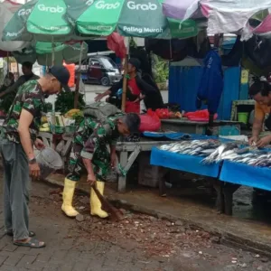 Wujud Peduli Lingkungan, KORAMIL 1408-12/Tamalanrea Gelar Karya Bhakti Bersih Pasar BTP