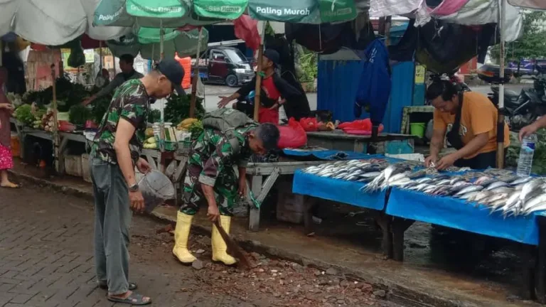 Wujud Peduli Lingkungan, KORAMIL 1408-12/Tamalanrea Gelar Karya Bhakti Bersih Pasar BTP