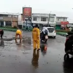 Dinas PUPR Gerak Cepat Tanggapi Laporan Warga, Jalan Kembali Bersih dari Pasir dan Kerikil