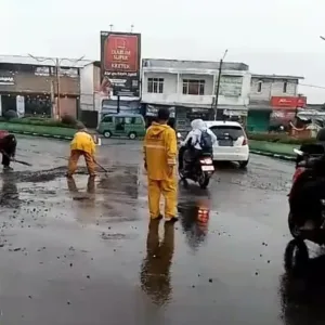 Dinas PUPR Gerak Cepat Tanggapi Laporan Warga, Jalan Kembali Bersih dari Pasir dan Kerikil