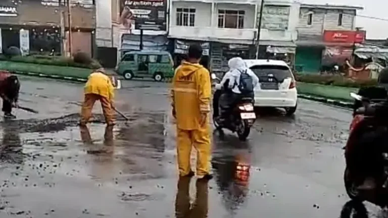 Dinas PUPR Gerak Cepat Tanggapi Laporan Warga, Jalan Kembali Bersih dari Pasir dan Kerikil