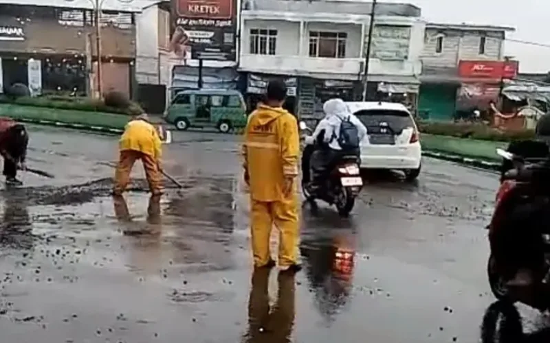Dinas PUPR Gerak Cepat Tanggapi Laporan Warga, Jalan Kembali Bersih dari Pasir dan Kerikil