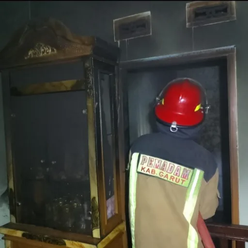 DAMKAR Garut Gerak Cepat Tangani Kebakaran di Kampung Ciocong Desa Mekargalih